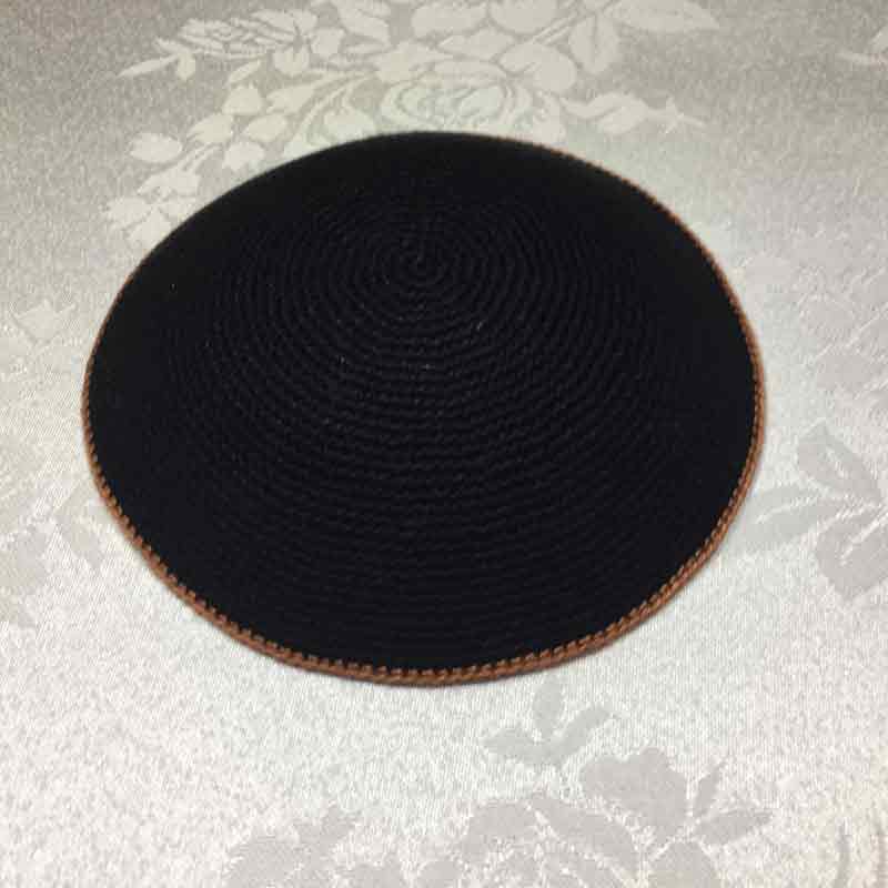 כיפה סרוגה עבודת יד עם פס