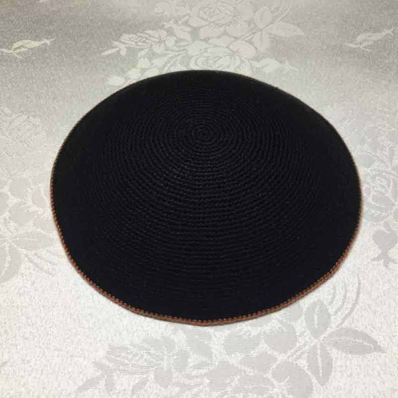 כיפה סרוגה עבודת יד עם פס